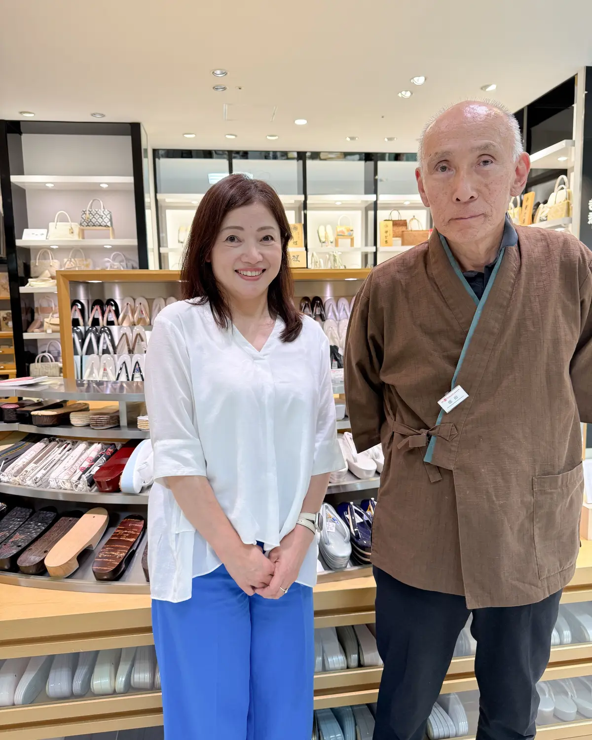 和服姿の鼻緒スゲの職人の徳田さん