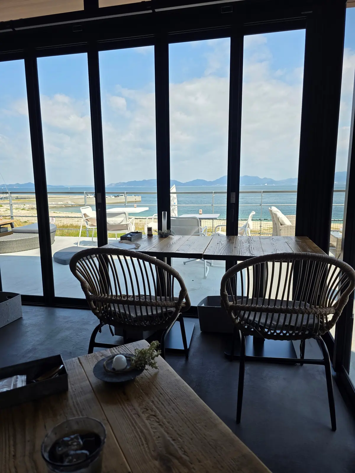 海辺の素敵なカフェでランチの画像_3