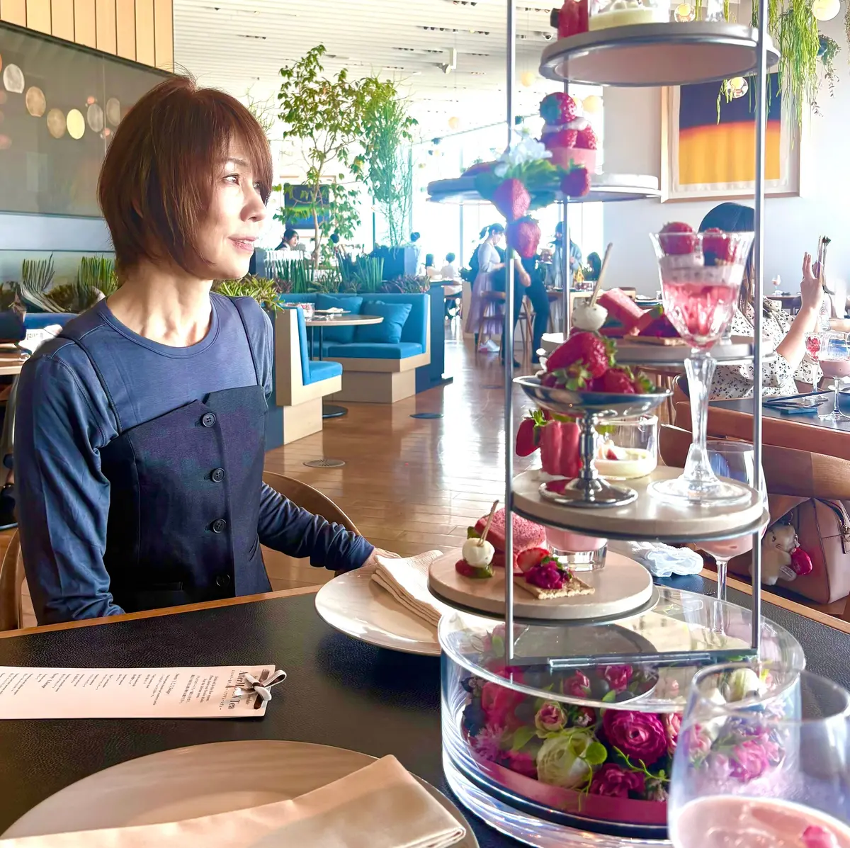 アフタヌーンティー　いちごのアフタヌーンティー　六本木　六本木ヒルズ THE MOON  六本木美術館　Strawberry & Chocolate AfterMOON カフェ スイーツ　ショートヘア　ショートボブ　アラフィフ　