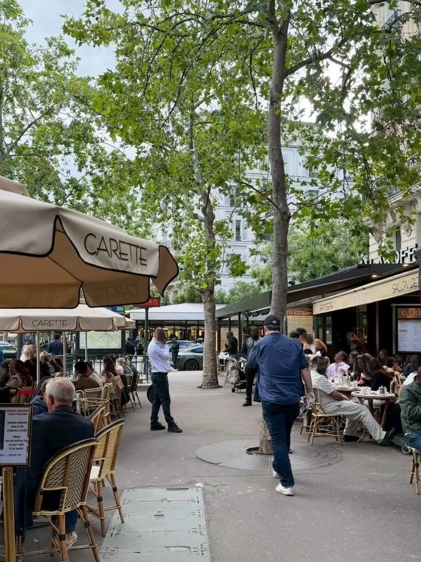 CARETTE  PARIS（トロカデロ店）の前で　　エッフェル塔の見えるカフェで　パリの絶対行きたい行きたいカフェ