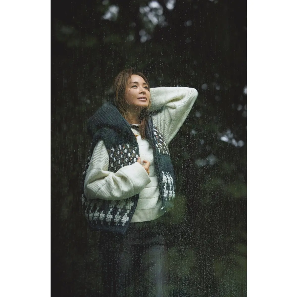 白ニットの上にグレーニットベストをはおり、黒パンツを合わせたコーディネート　モデル・SHIHO