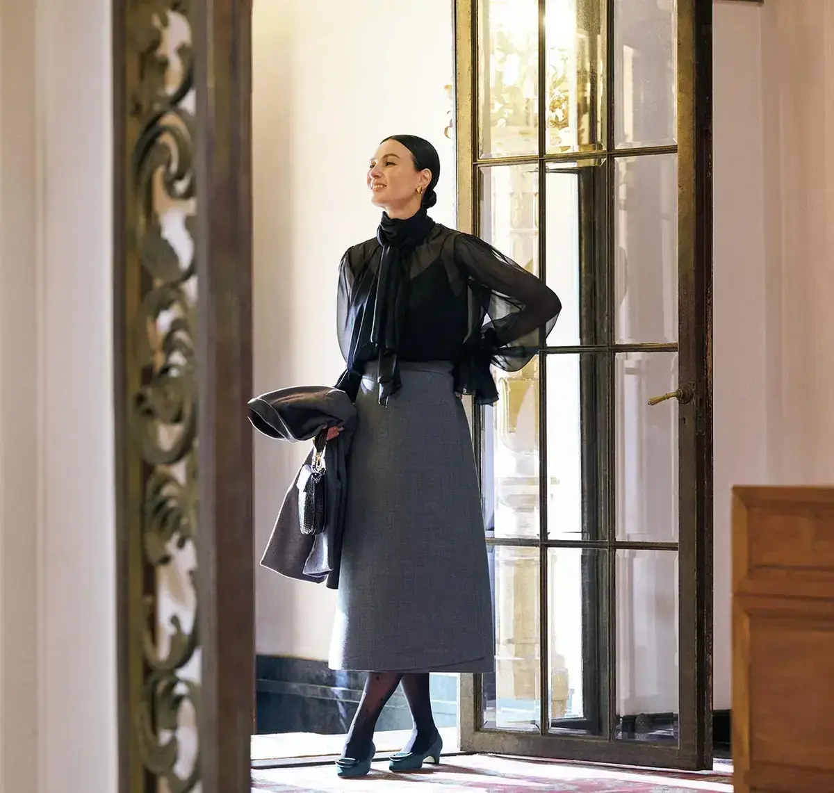 揺れるボウタイ、ラッフルの袖口……甘美なディテールを現代的に魅せる、「シアーな黒」の粋な駆け引き