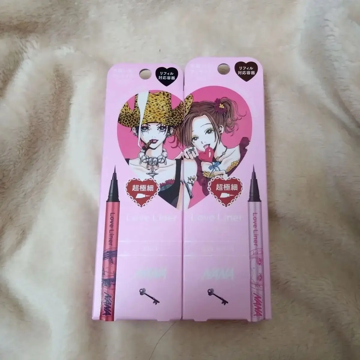 ＮＡＮＡの「Love Liner」アイライナーセット。白地に赤とピンクのイラストが描かれた箱に入っており、中にブラックのアイライナー2本と鍵型チャーム2個が収められている。