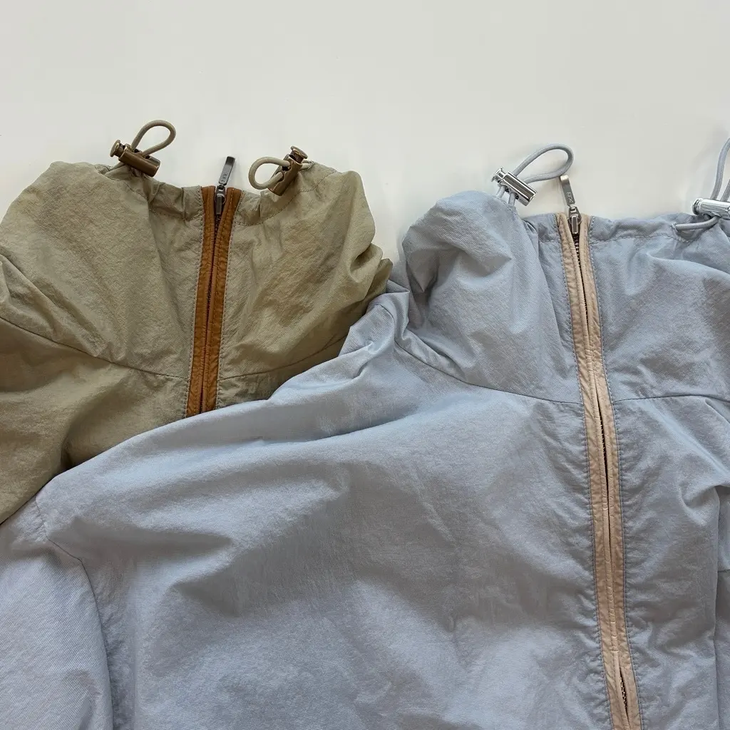 E by eclat 超軽量撥水ブルゾン ￥25,300、コードストッパー寄り