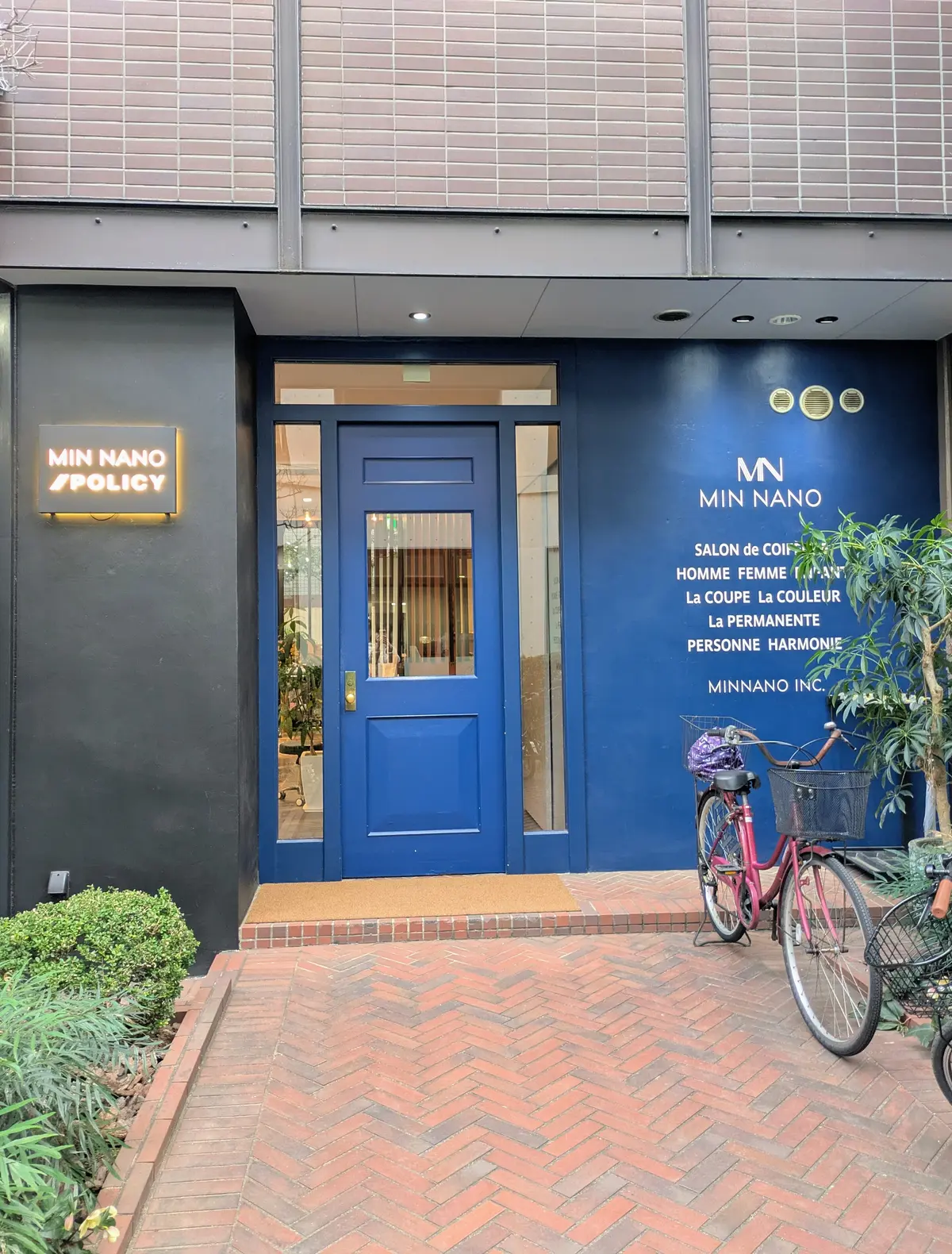 東横線の学芸大学駅から徒歩5分ほどの場所にあるヘアサロン《MIN NANO//POLICY》