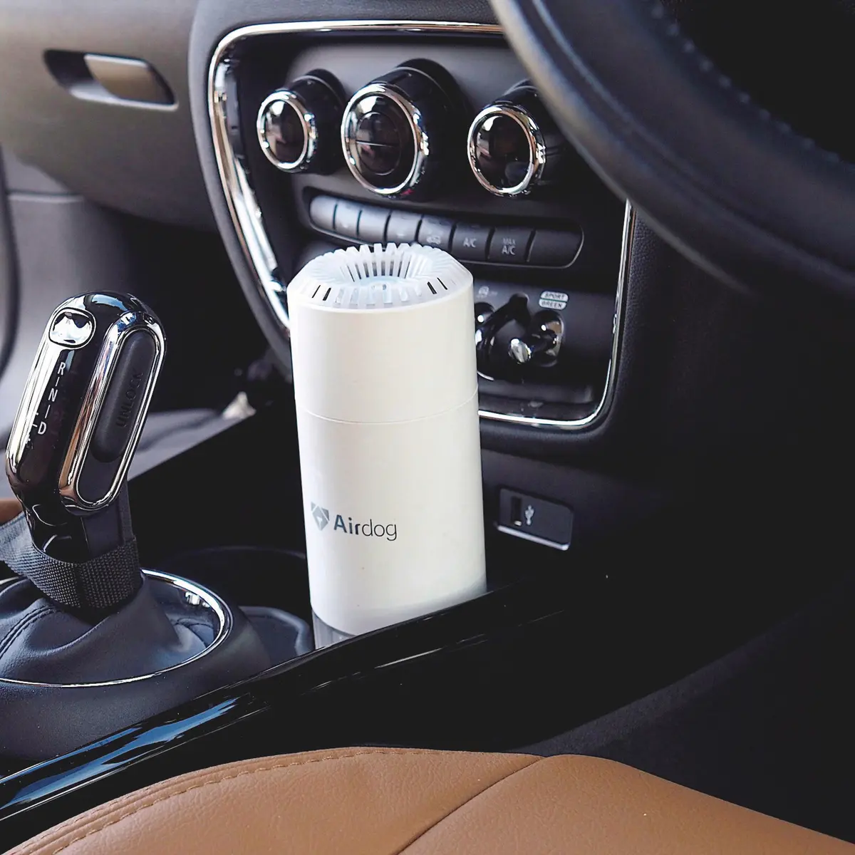 50代　生活家電　「ハウスダストや花粉、生活臭など空気環 境に敏感なので、持ち運びサイズの空気清 浄機『エアドッグ ミニポータブル』を導入 しました。自宅だけでなくクルマの中など、 季節やシーンを問わず自分の周囲がすがす がしくなり、心地よい空間を保てて快適！」