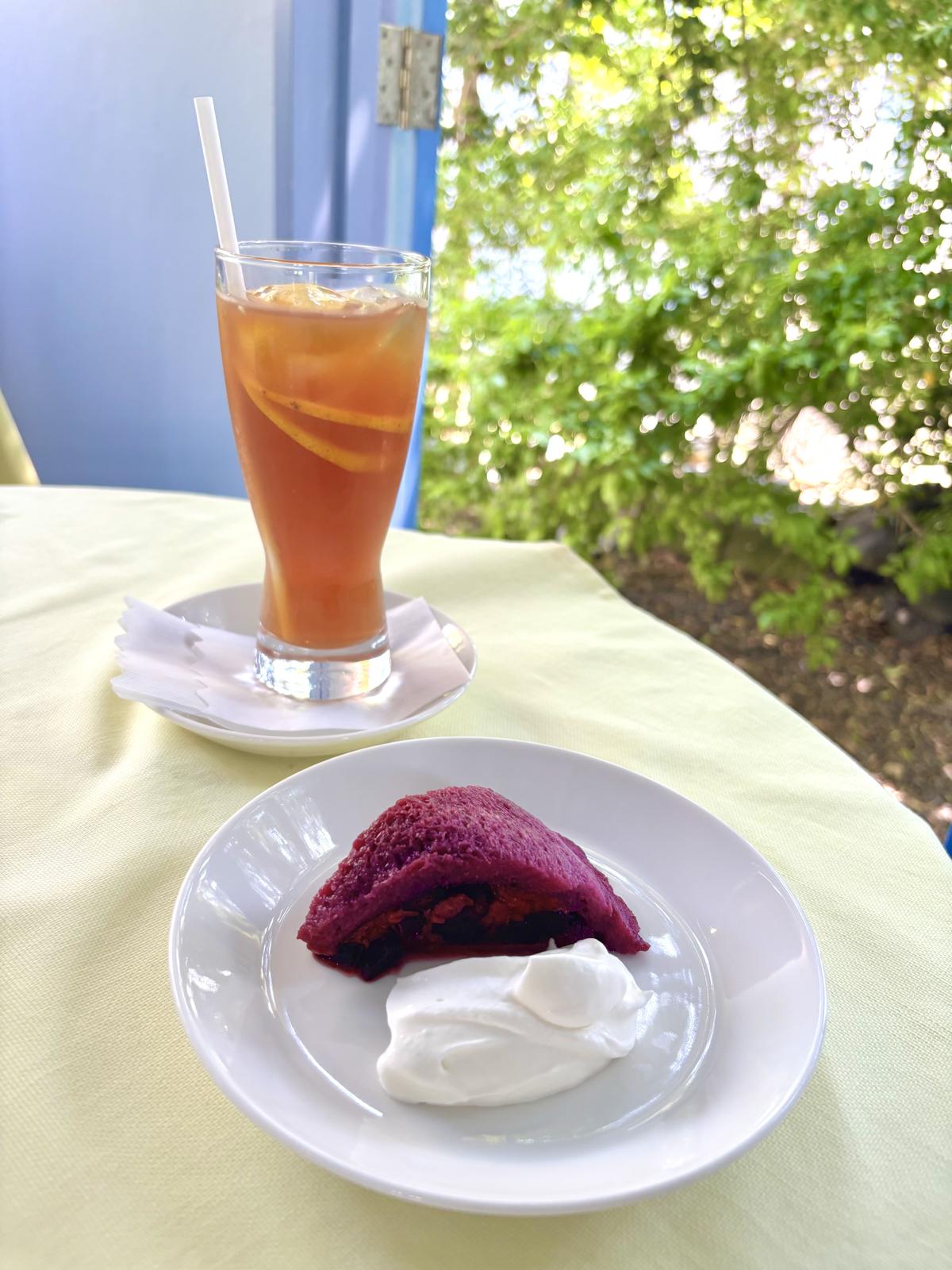 下田のcafe Denのカシスのケーキとアイスティー