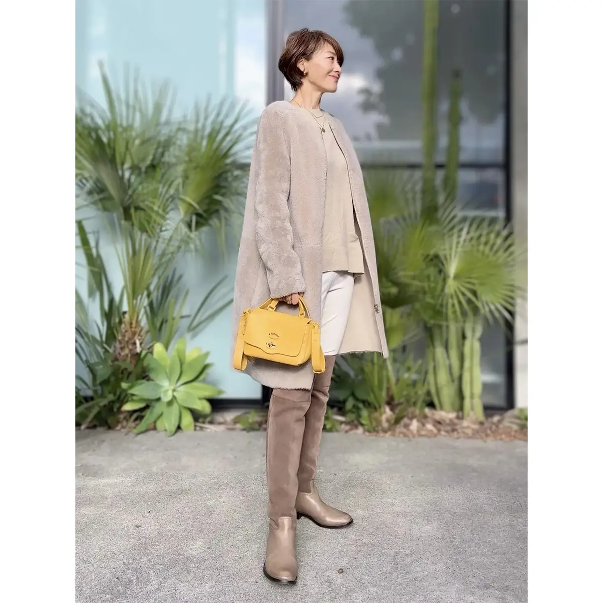 山崎明子さん　ベージュコーデの差し色にイエローバッグをセレクト