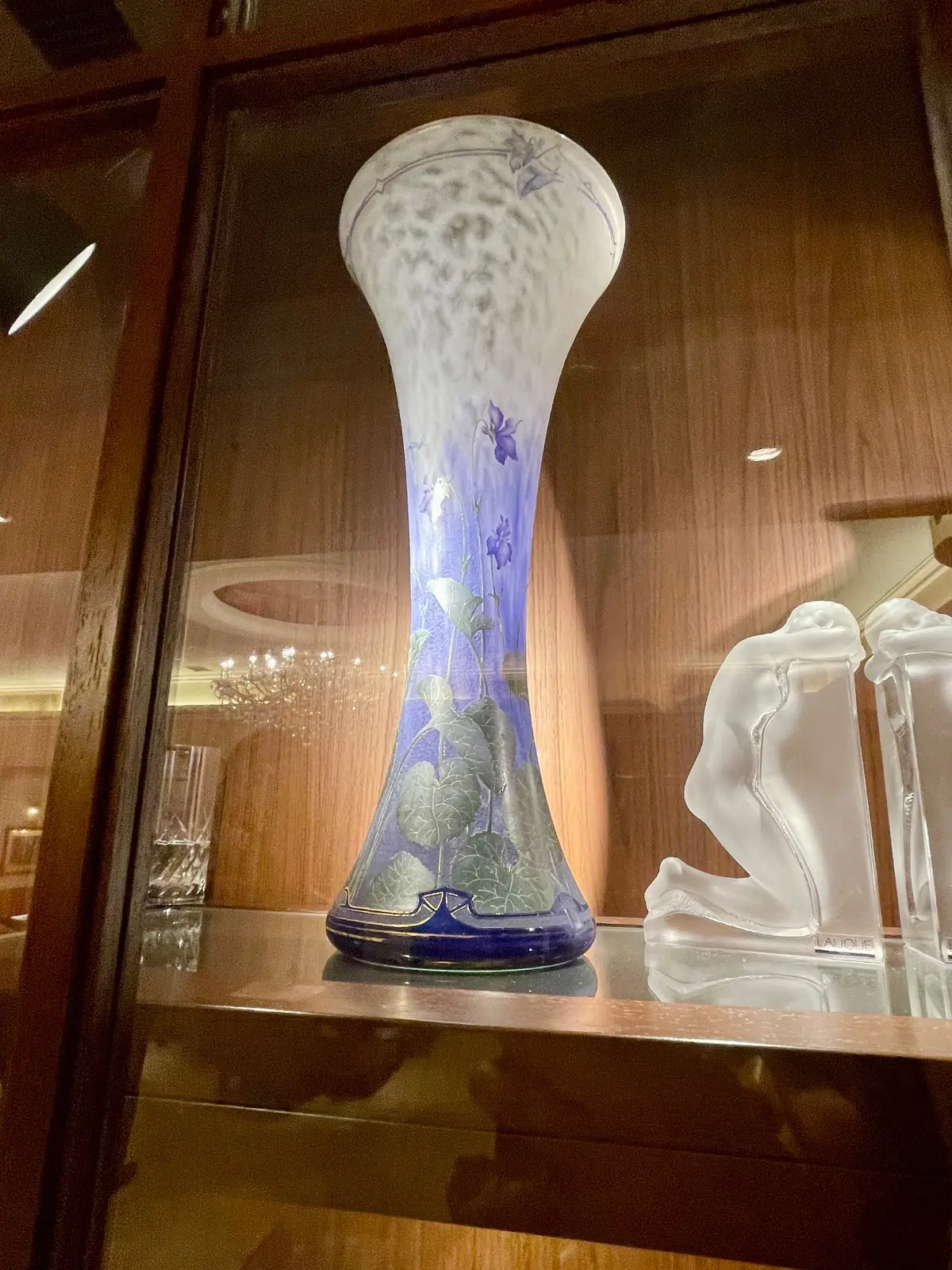 巴里夕顔、銀座、フレンチ、フランス料理、芸術、美術、エミール・ガレアール・ヌーヴォー、内装、芸術品、美術品、アート、店内、エミール・ガレ、アンティーク、作り付けガラス棚、内装、店内