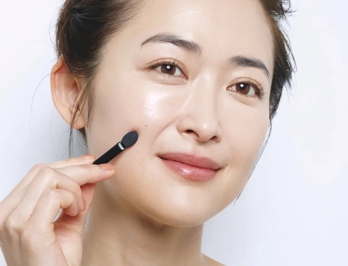 フェイスパウダーの前に コンシーラーでノイズオフ　50代　ファンデーション　塗り方