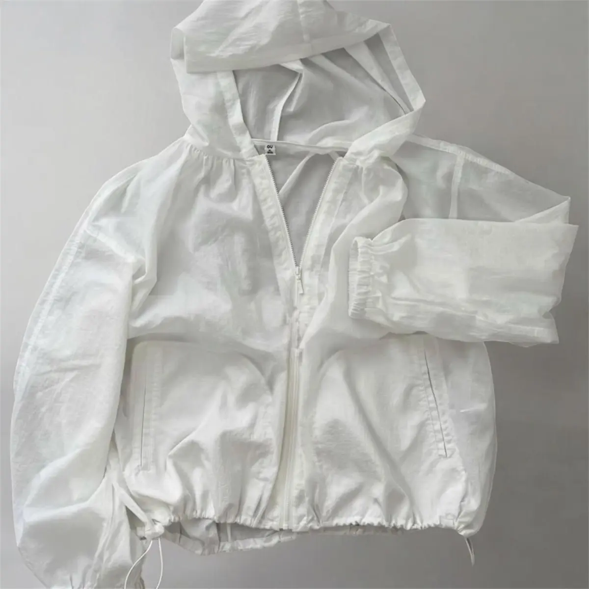 【GU】新作UVカットシアーパーカー（01 OFF WHITE）。価格は2,990円（税込）。