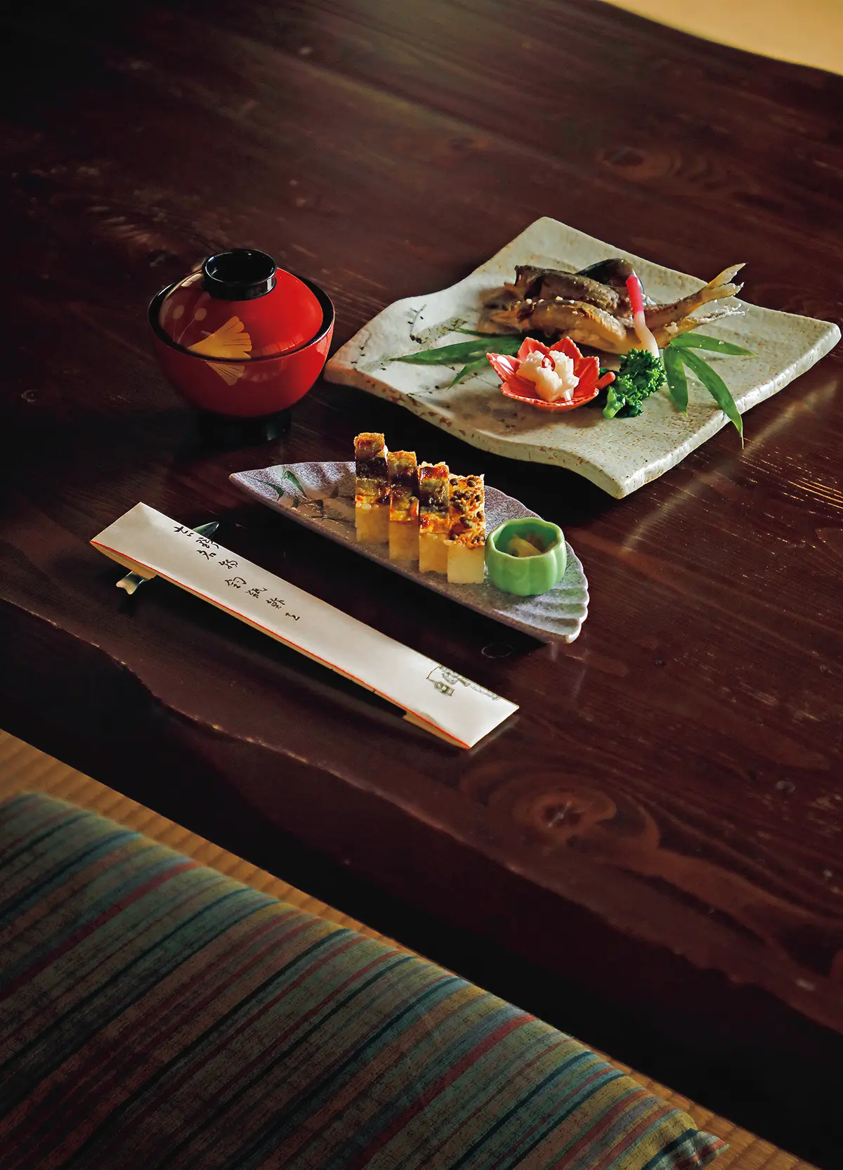 コースは￥5,500 〜（サービス料別）。鮎とちり めん山椒がのった「焼きあゆ山椒ずし」、「天然鮎の塩焼き」は年間を通して提供。完全予約 制