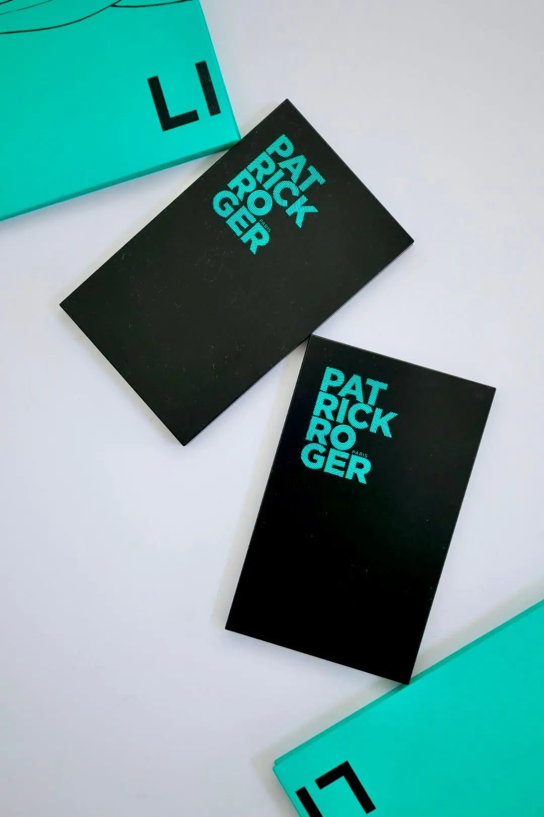 パトリックロジェの板チョコミントミントグリーンで「LI」と「17」、黒の長方形には「PATRICK ROGER」の文字が書かれている