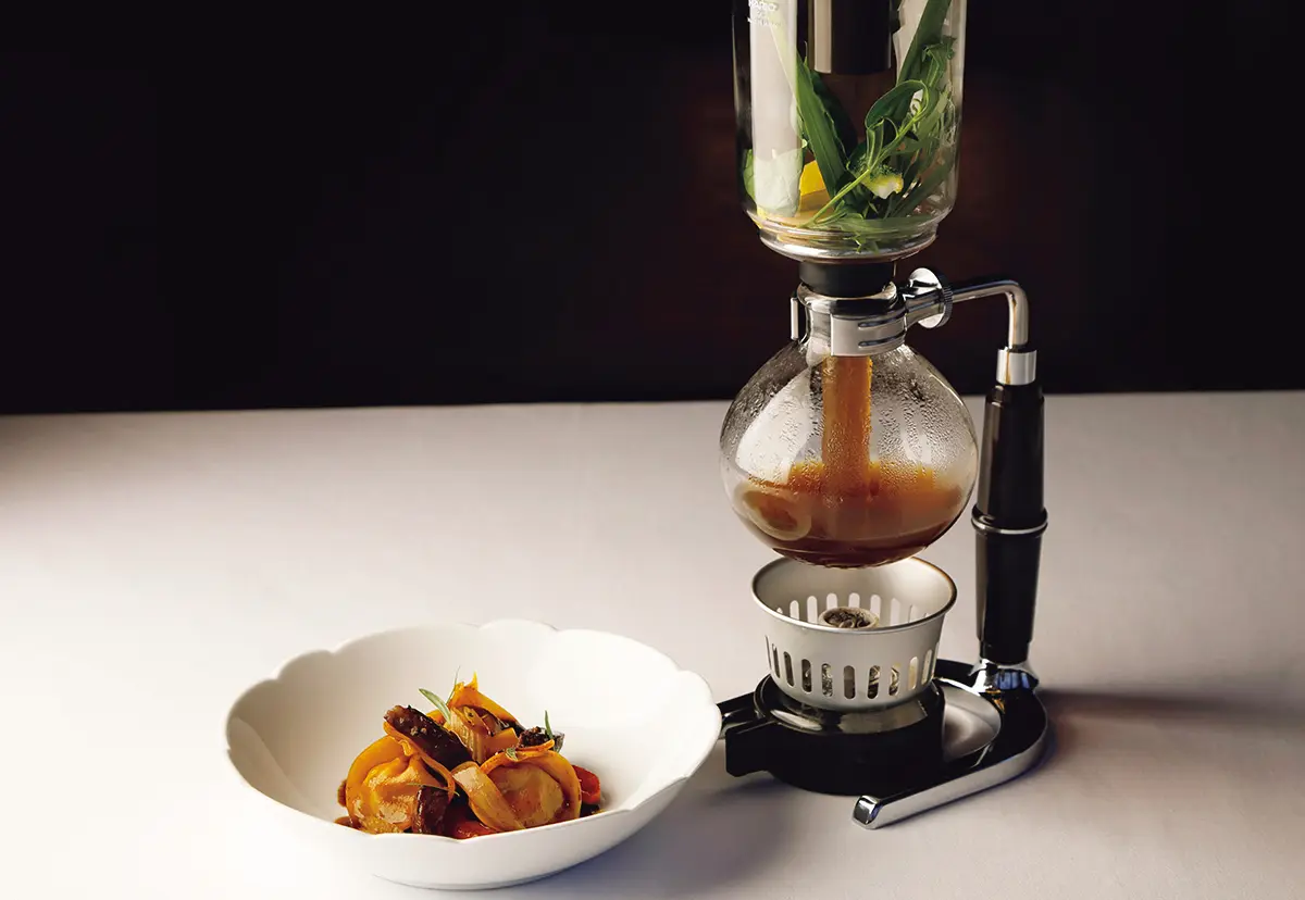 「鴨フォアグラのラビオ リ 牛肉のコンソメ仕立て」