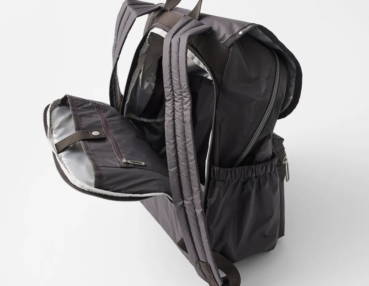大草直子さんのコラボ　レスポートサックの超軽量シリーズEssential Collection　バッグ　リュック　バックパック　背面ファスナーで開閉できる仕様