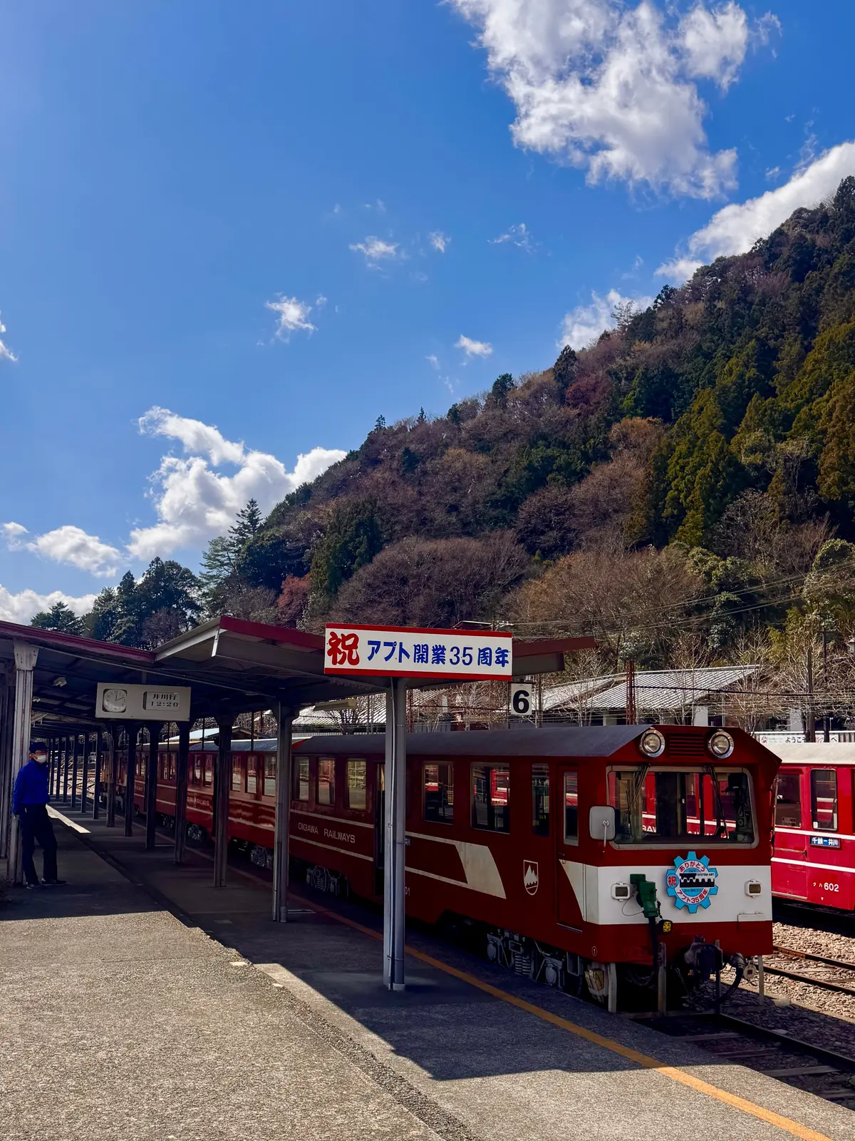 【絶景秘境】エメラルドグリーンの湖に浮かの画像_4