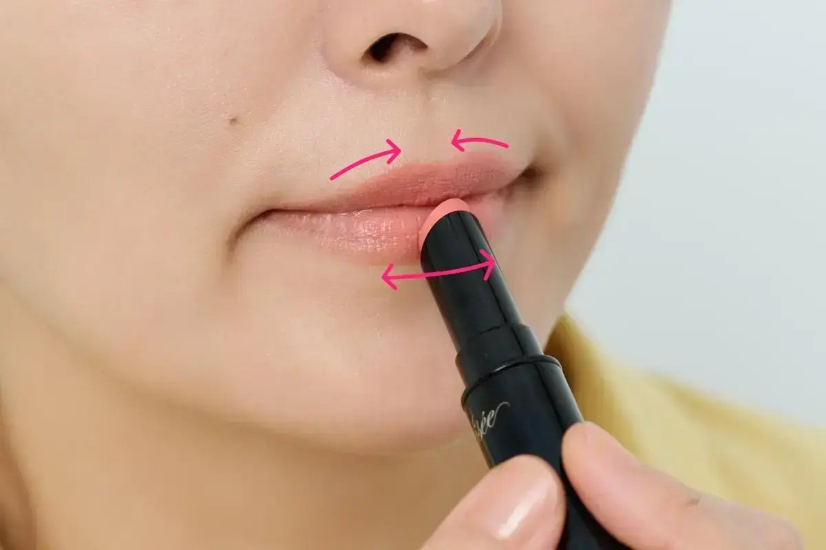 まずは上下の唇の中央だけ、リップを塗ります。リップスティックの面を使って、きちんとした色づきに