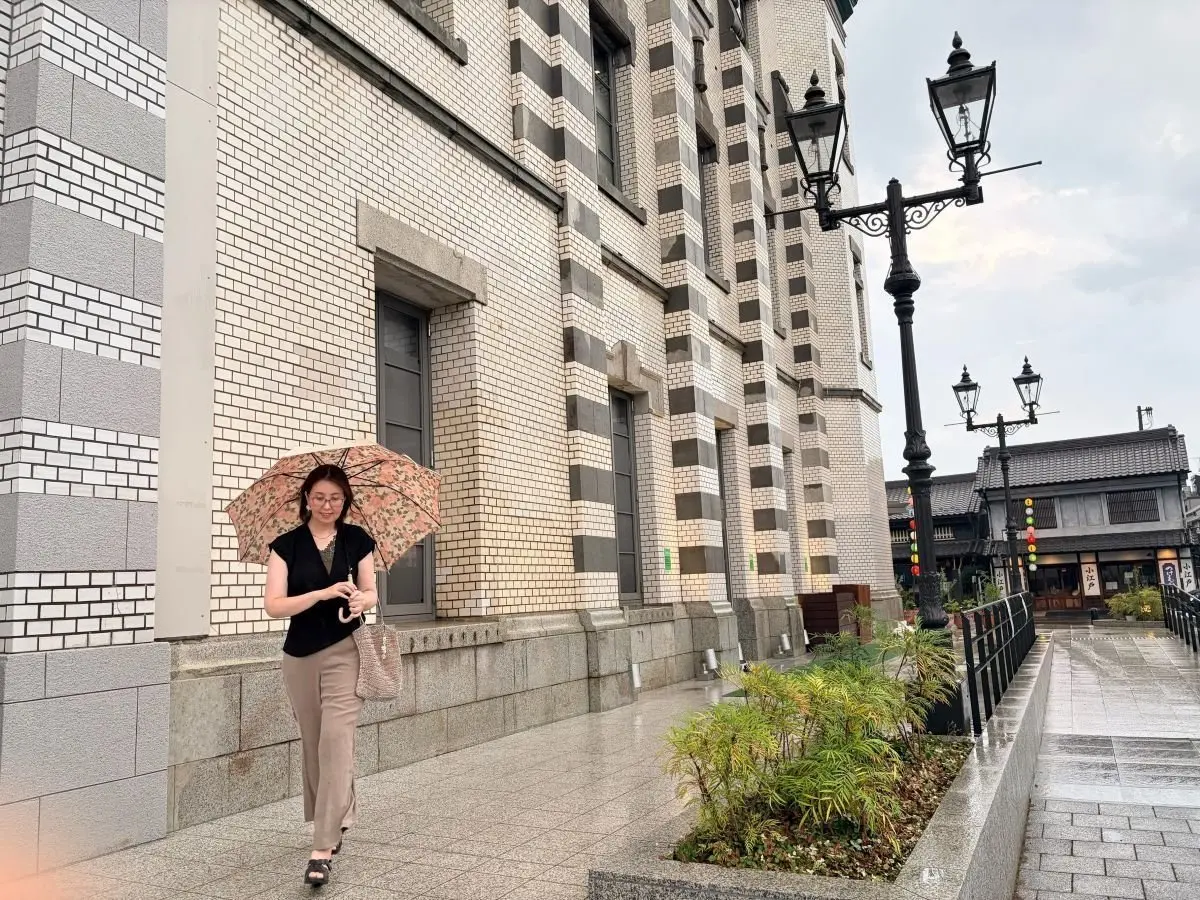 埼玉県川越市・りそなコエドテラス。白とグレーの装飾的なタイル張りの建物と、黒い街灯が並ぶ。