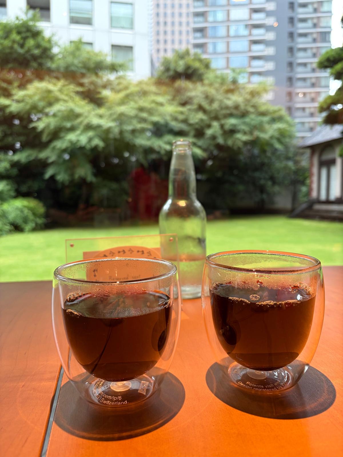 食後のコーヒー。背景には緑の芝生と登録無形文化財の西洋館が見える