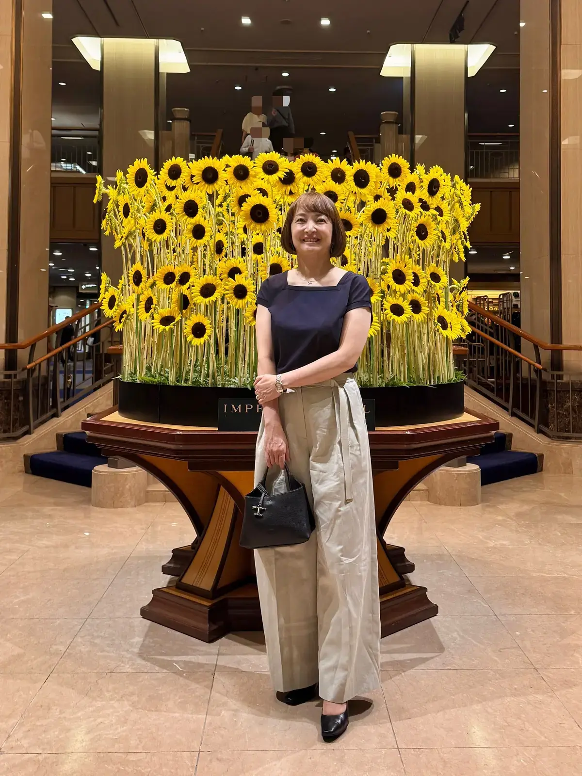 ネイビーのトップス　ベージュのパンツ　銀座ランチコーデ