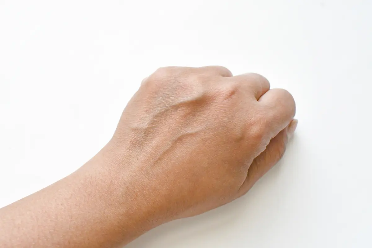 OurAge×Webエクラ　「手の血管浮き」は加齢とともに皮膚が薄くなってくることや、脂肪の減少、血管の老化などが原因