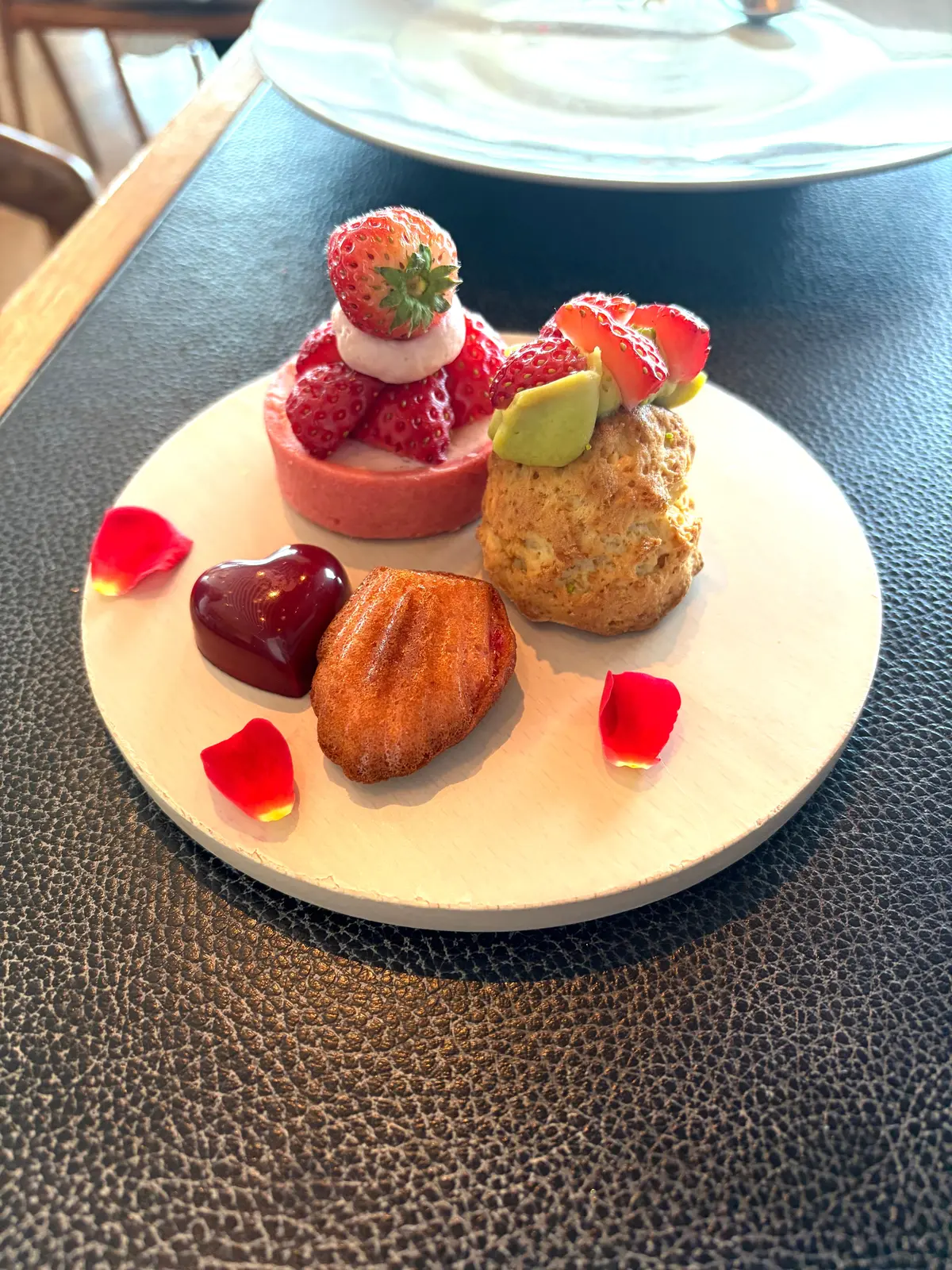 アフタヌーンティー　いちごのアフタヌーンティー　六本木　六本木ヒルズ THE MOON  六本木美術館　Strawberry & Chocolate AfterMOON カフェ スイーツ　ショートヘア　ショートボブ　アラフィフ　