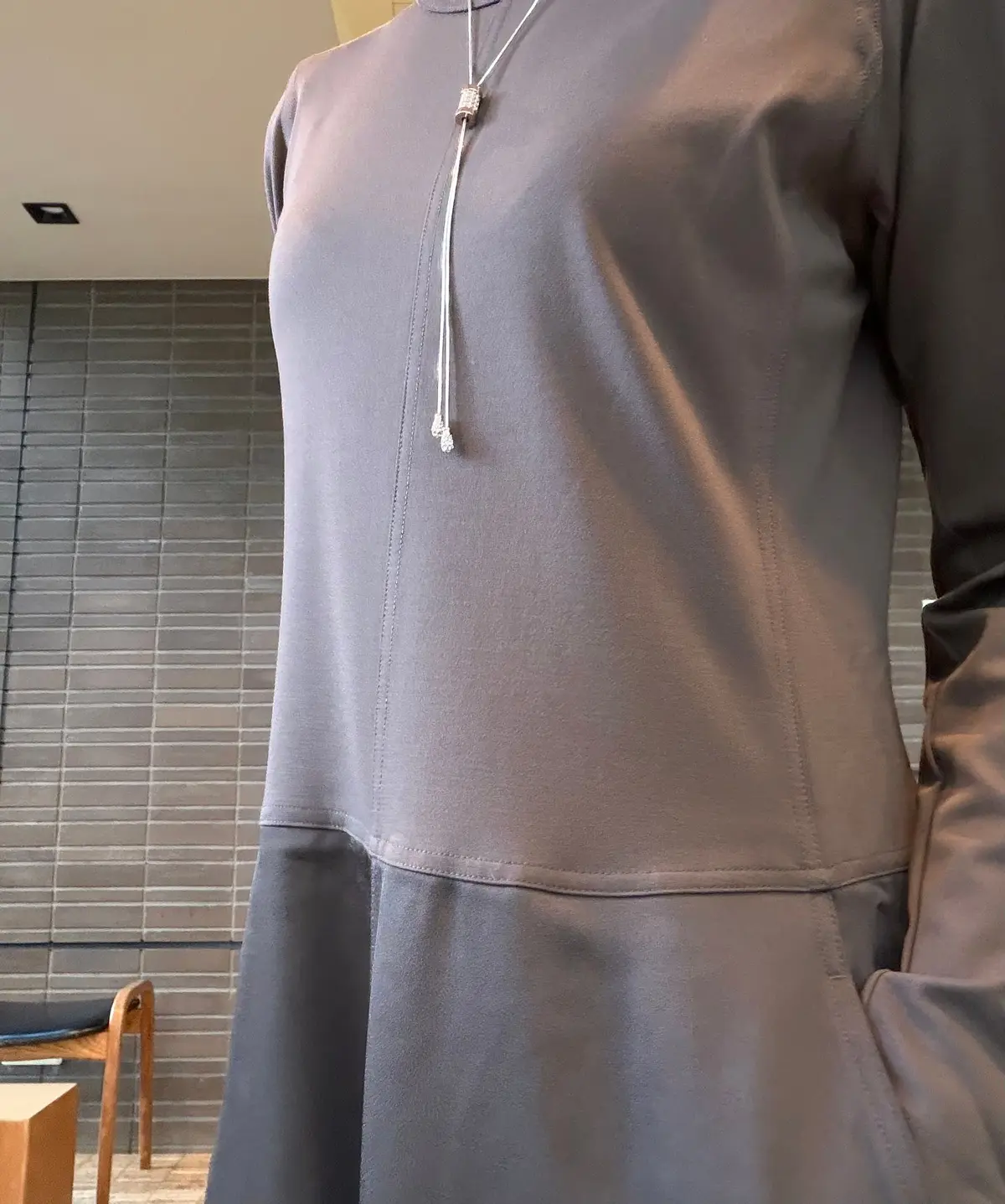 黒ワンピ　ユニクロ　UNIQLO サテンコンビネーションワンピース　ブーツコーデ　ワンピースコーデ　50代秋服　ユニクロ新作　ブラウンコーデ　秋ワンピ　ZARA