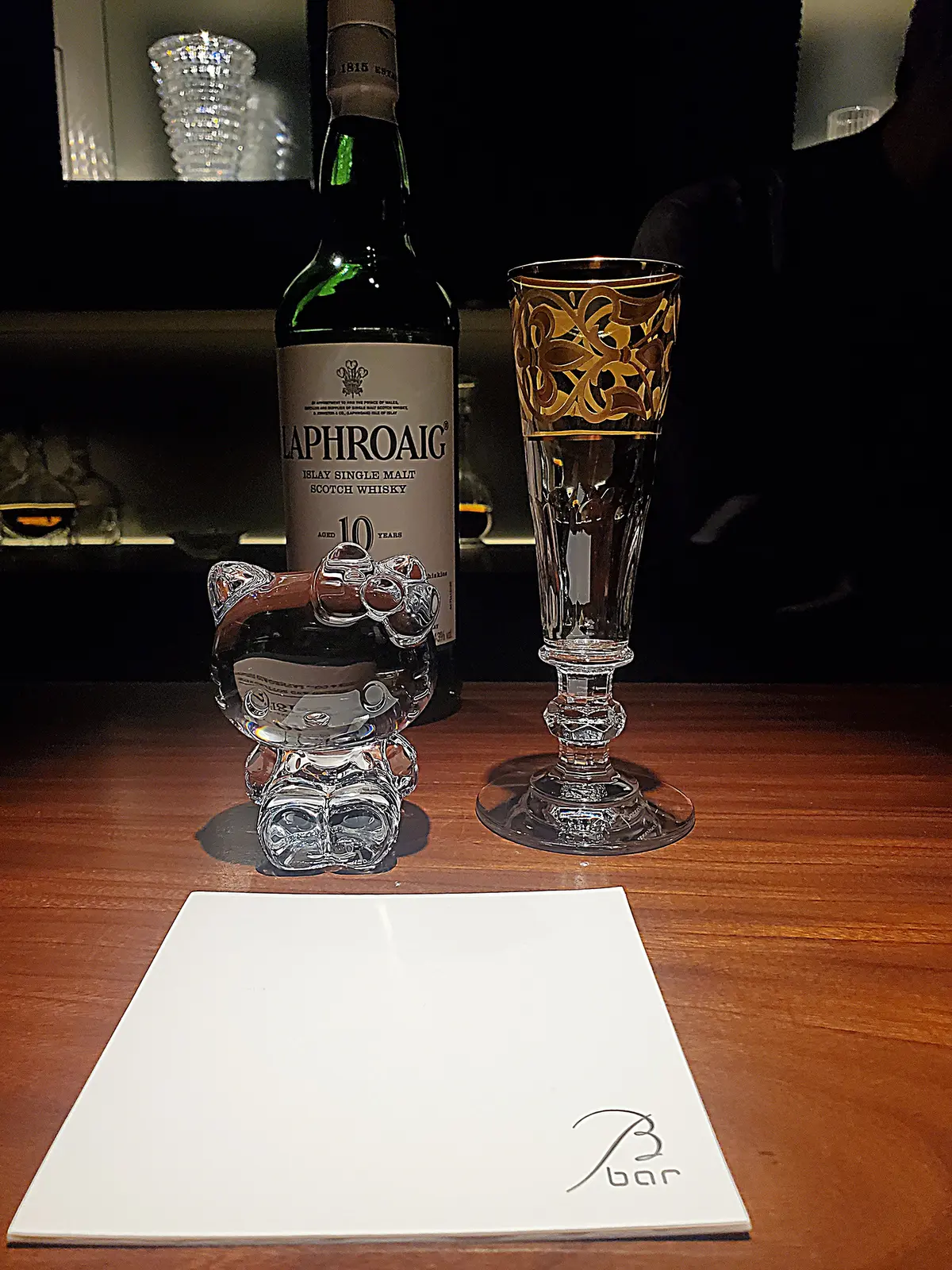 春のホワイトコーデで楽しむ“バカラの世界の画像_2