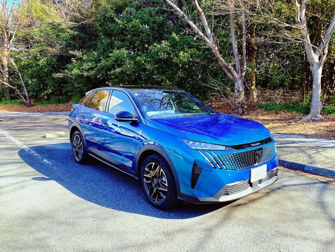 まるも亜希子さんが試乗するプジョー3008　プジョー3008のフロント外観