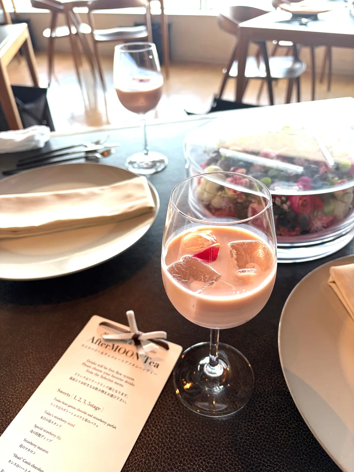 アフタヌーンティー　いちごのアフタヌーンティー　六本木　六本木ヒルズ THE MOON  六本木美術館　Strawberry & Chocolate AfterMOON カフェ スイーツ　ショートヘア　ショートボブ　アラフィフ　