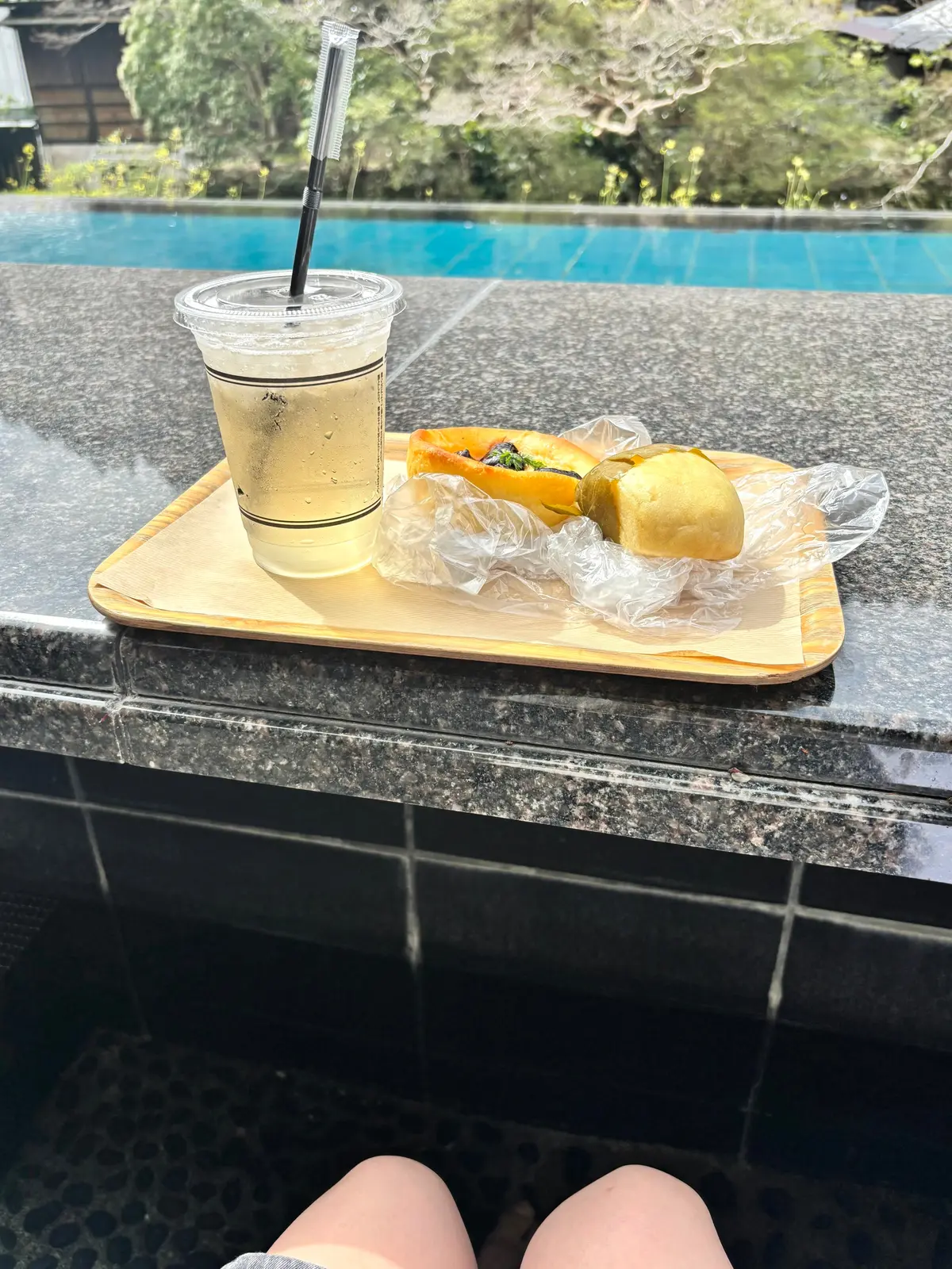 足湯に入りながら美味しいパンが食べられるの画像_10