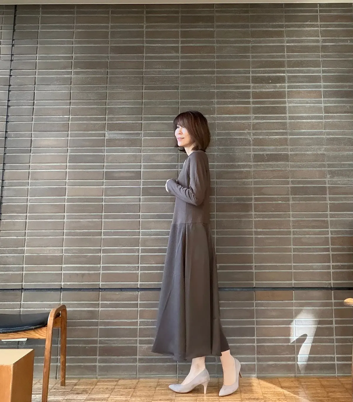黒ワンピ　ユニクロ　UNIQLO サテンコンビネーションワンピース　ブーツコーデ　ワンピースコーデ　50代秋服　ユニクロ新作　ブラウンコーデ　秋ワンピ　ZARA