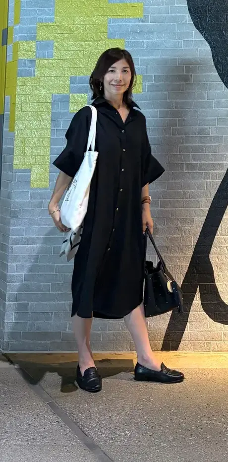 黒のシャツワンピースコーデ　ローファー
