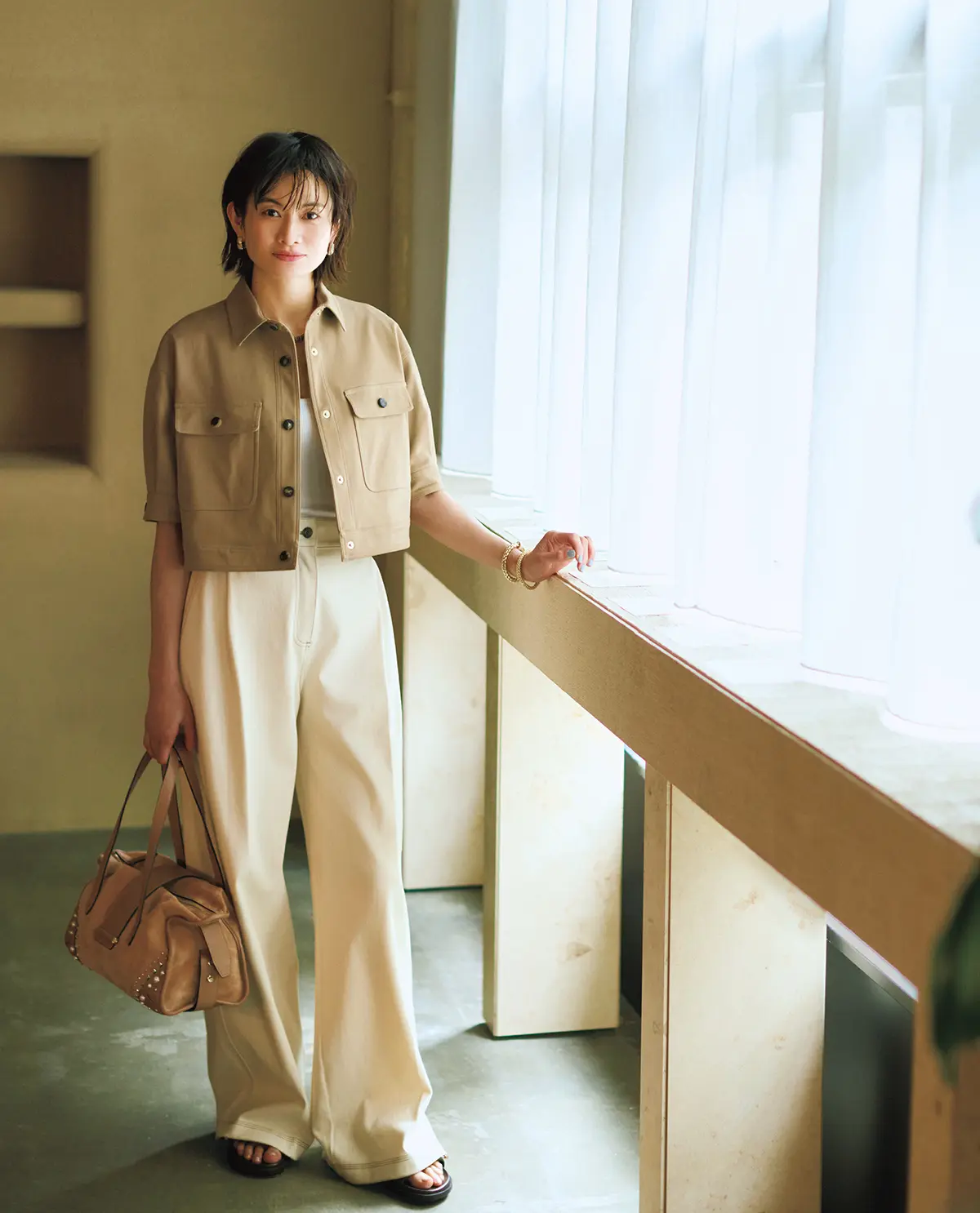 ボクシーな短丈ジャケットが、 重心アップとモダンなイメージをかなえる