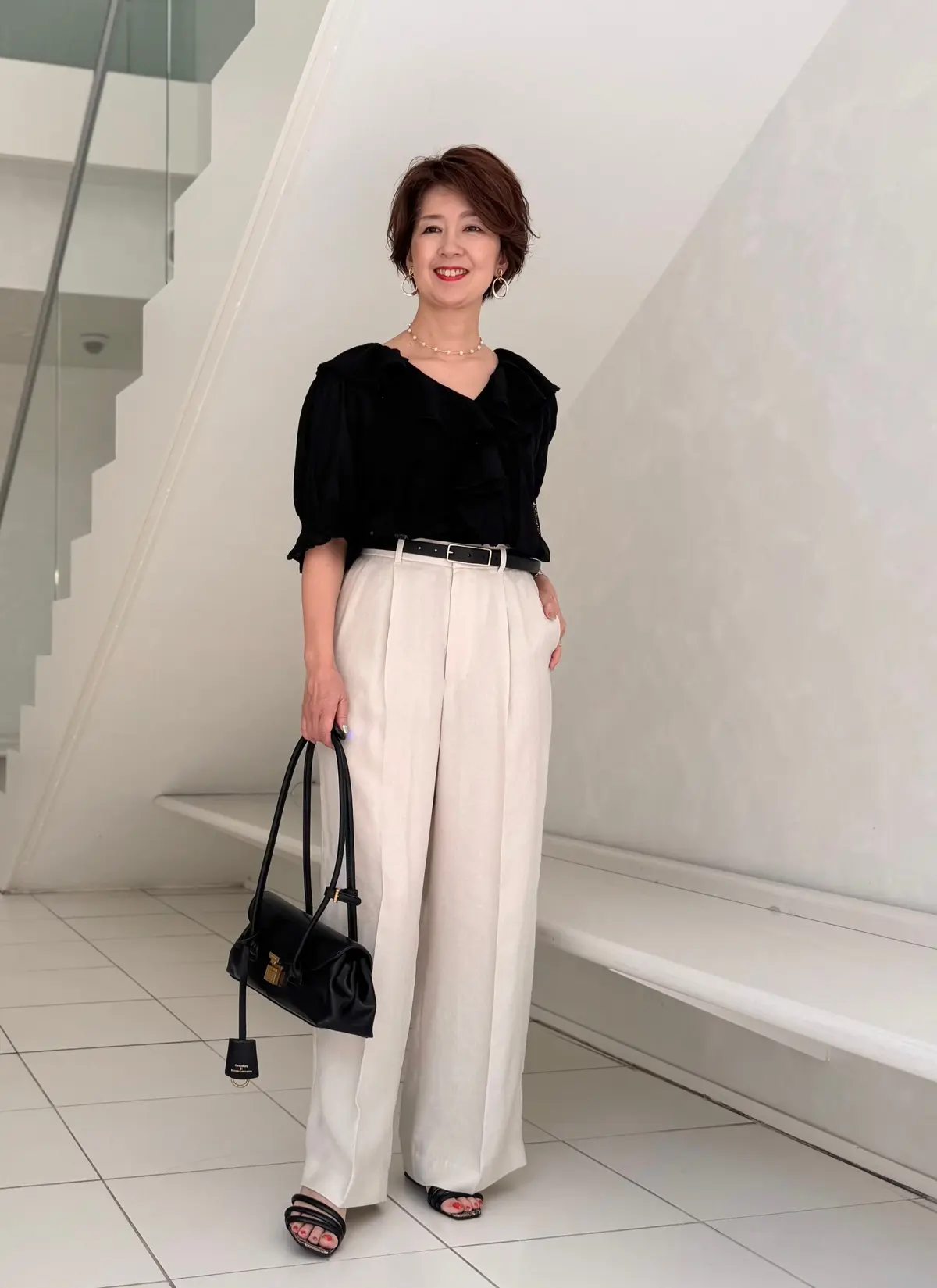 エクラ 華組 根本有加里さん　50代　夏コーデ　ベージュパンツコーデ