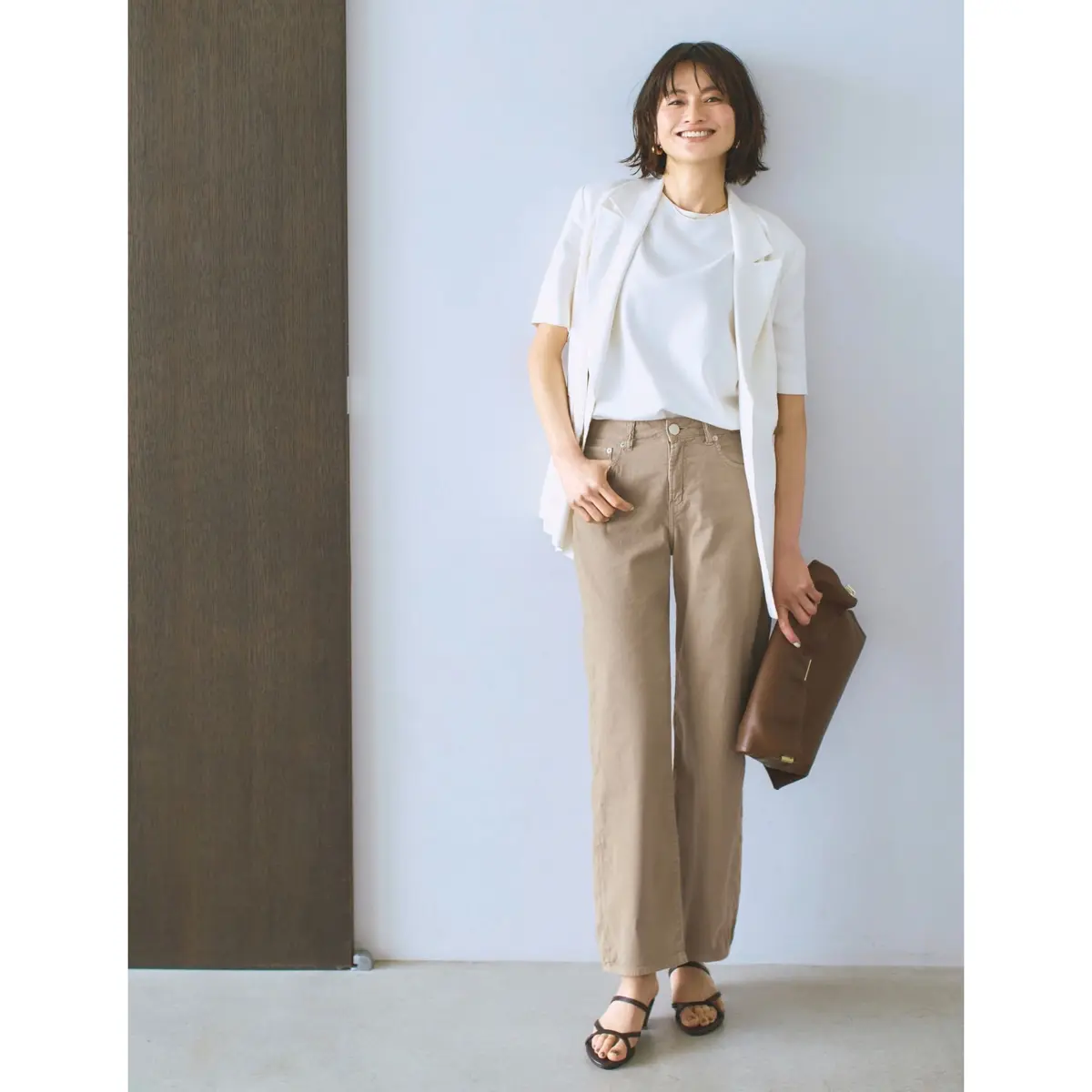 白半袖ジャケットに白トップスとベージュパンツを合わせたコーディネート　モデル・渡辺佳子
