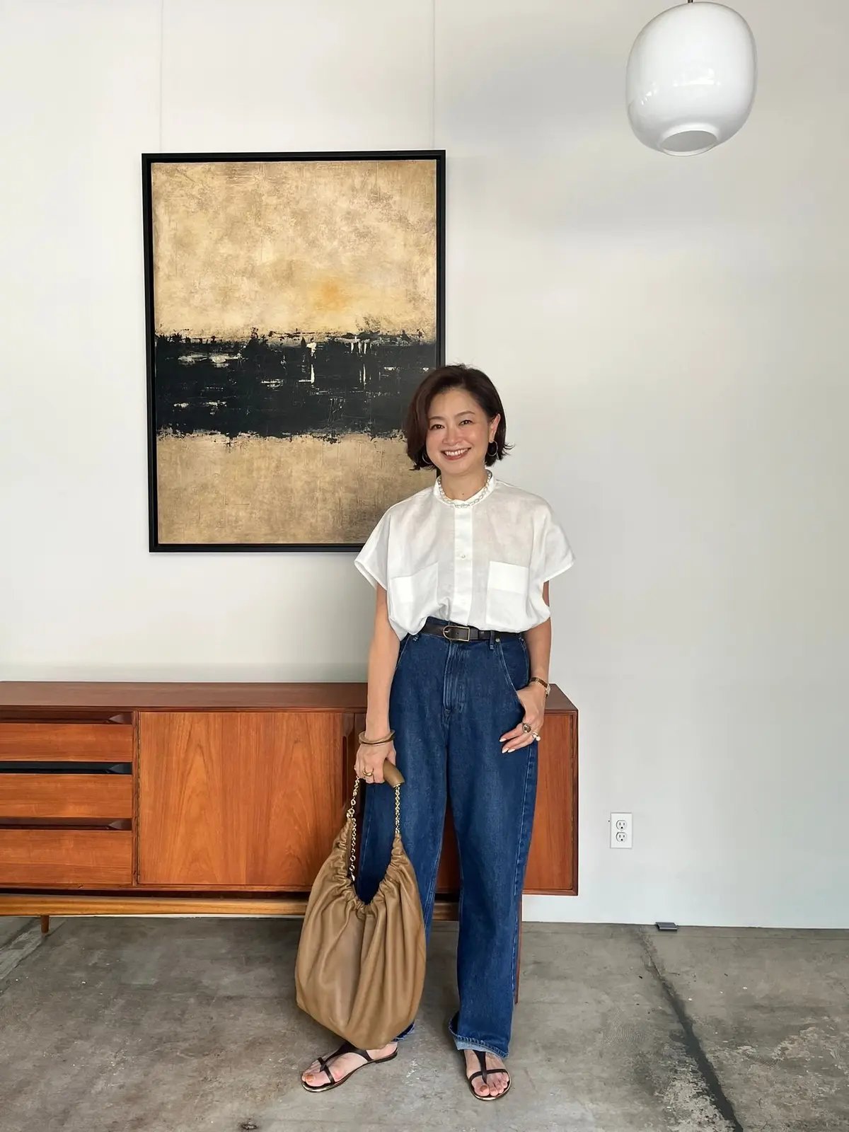 三尋木奈保さん、白ブラウスとデニムの着こなし　エディター三尋木奈保「50代からのおしゃれごと」