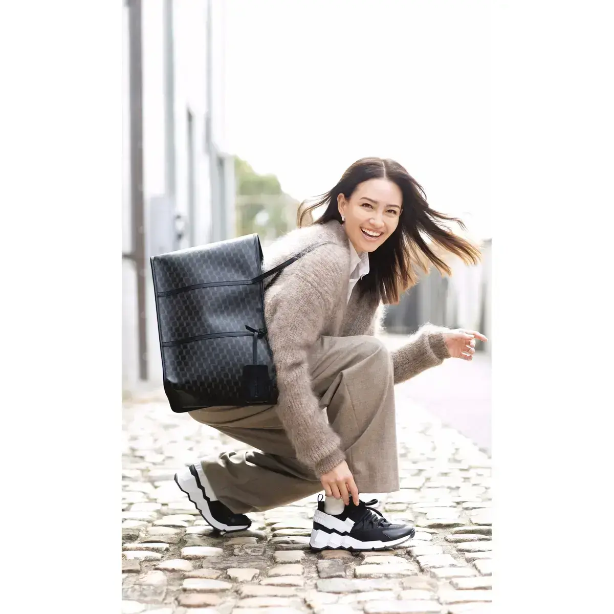 、黒のスニーカーとトートバッグで、キレよくモードに