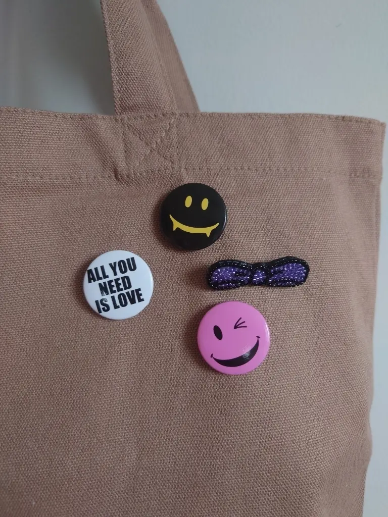 トートバッグにブローチ＆缶バッジ⑧