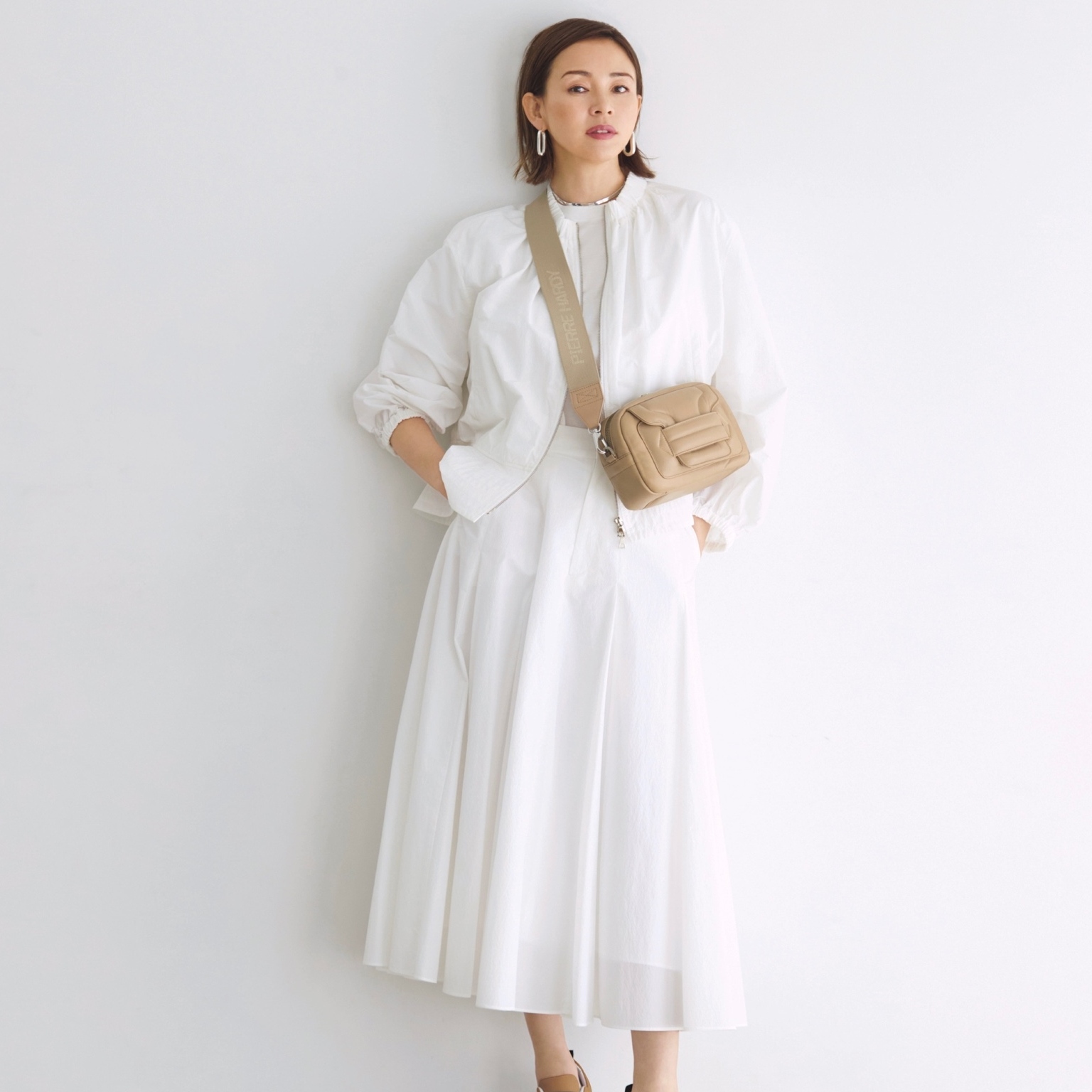 オールホワイト×ベージュ小物で、軽快な休日のお出かけコーデに上品な深みを加える。気温19℃｜4/26(日)【40代・50代の毎日コーデ】