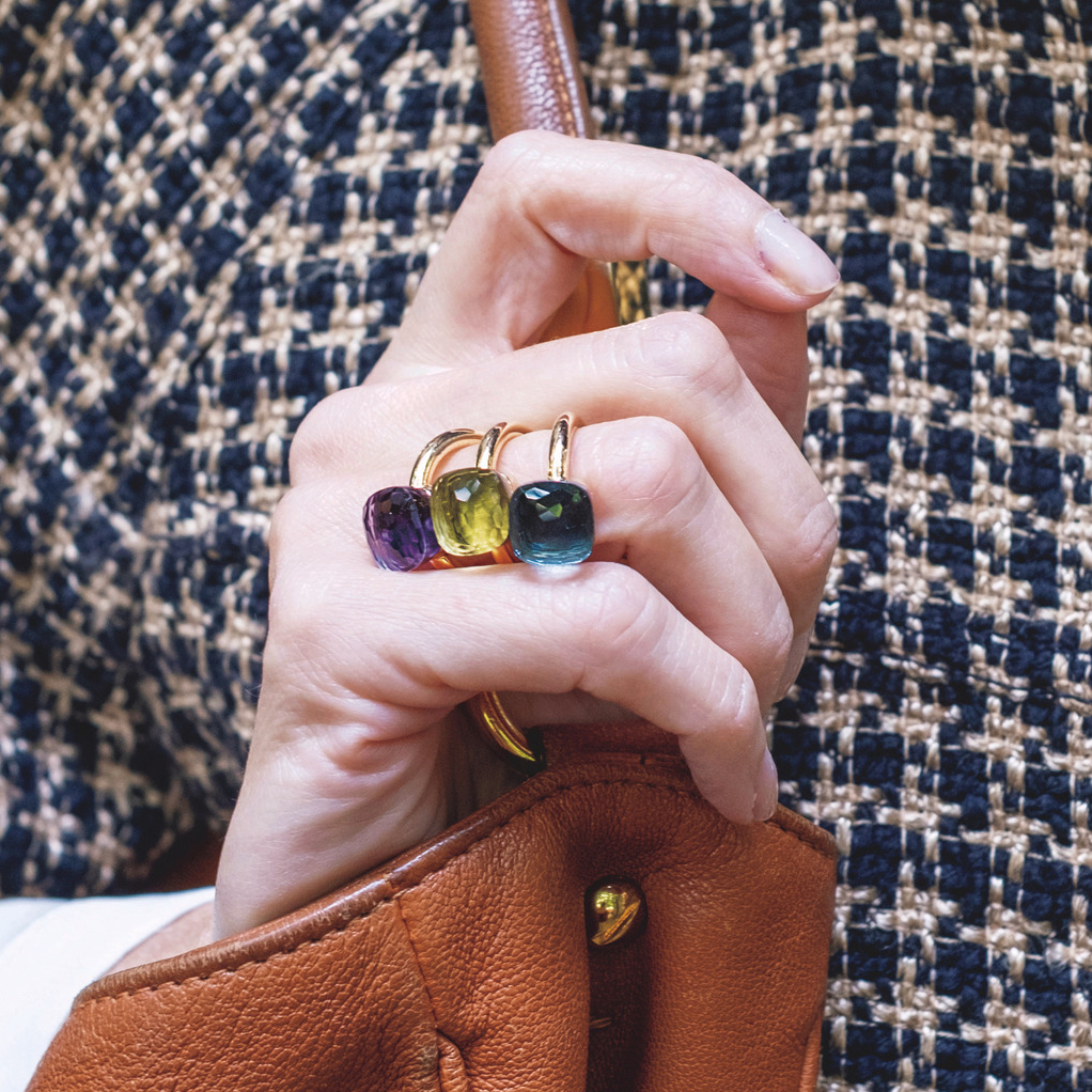 ミラノマダムは自由な「ジュエリーの重ねづけ」で個性を演出【海外ファッションSNAP】