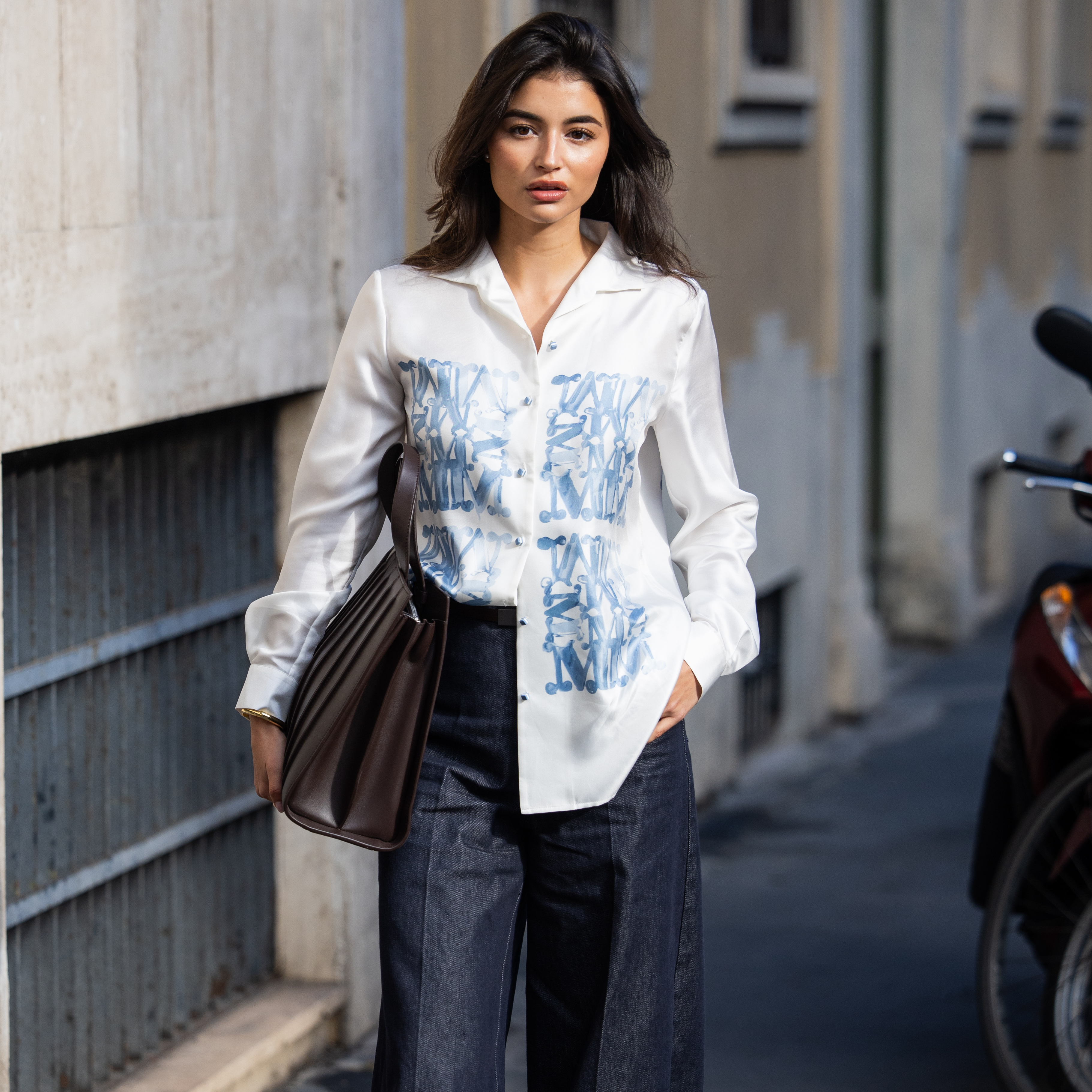 春の鉄板コーデ！ 白トップス×デニムであか抜けるには!?【海外ファッションSNAP】