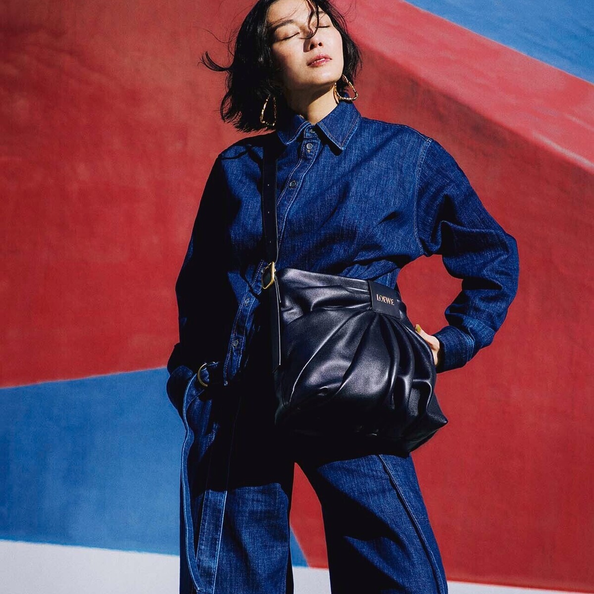 斜めがけも快適！「ロエベ」のトートバッグはデニムスタイルにも似合う【板谷由夏と旅するバッグ】