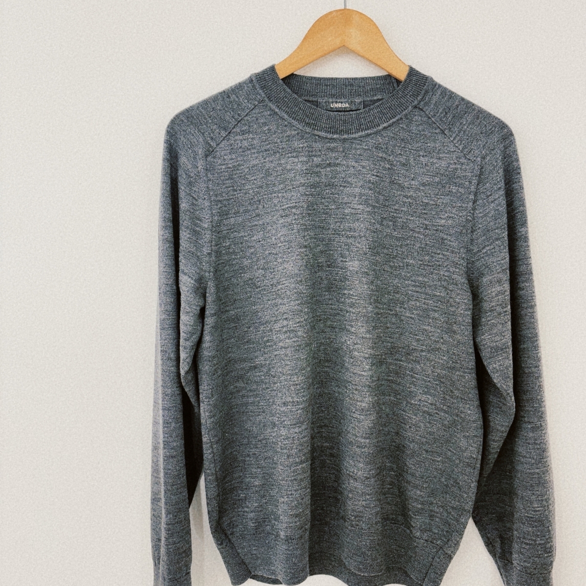 毎日着ても飽きない。着やせ力も抜群！『UMEDA』のグレーニット【エクラ編集部員の偏愛名品図鑑 #28】