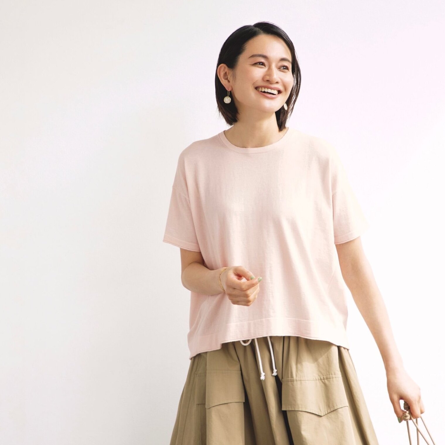 休日のラフなTシャツコーデは、ほんのり甘いピンクのカシミヤニットでリュクスに更新。気温26℃｜9/12(土)【40代・50代の毎日コーデ】