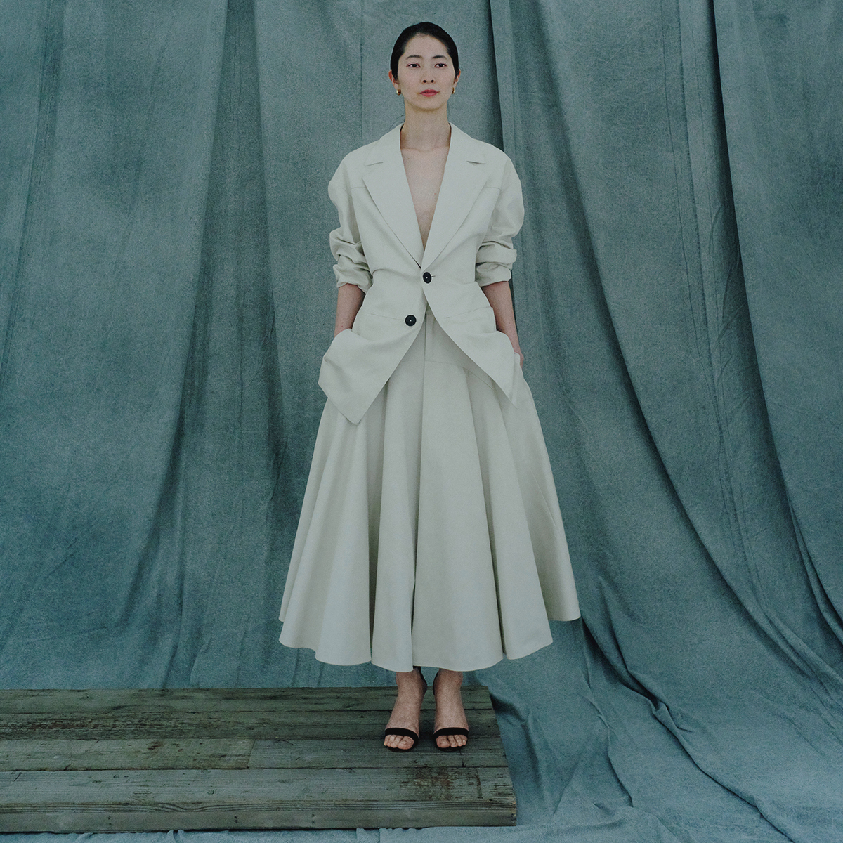 女性らしい美しさを追求した「ハルノブムラタ」のセットアップ