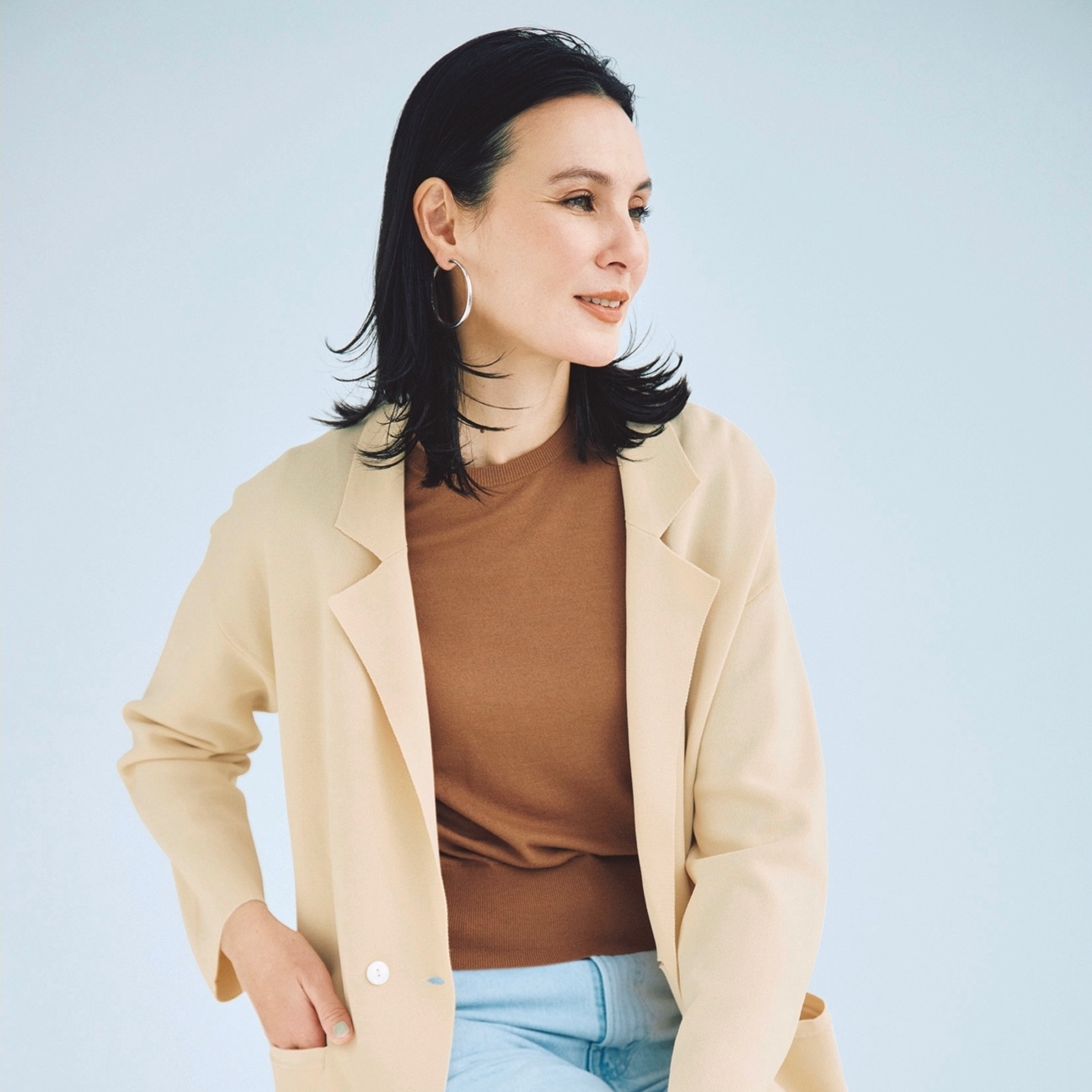 軽やかなバニラ色のニットジャケットをはおって上質なデイリーコーデに導く。気温22℃｜4/17(金)【40代・50代の毎日コーデ】