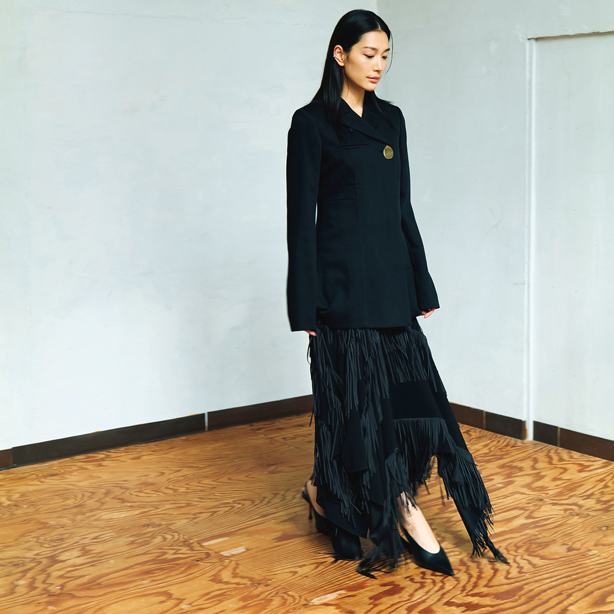 どんなボトムスにも合わせやすい！すっきり着こなせる「ハルノブムラタ」の黒ジャケット