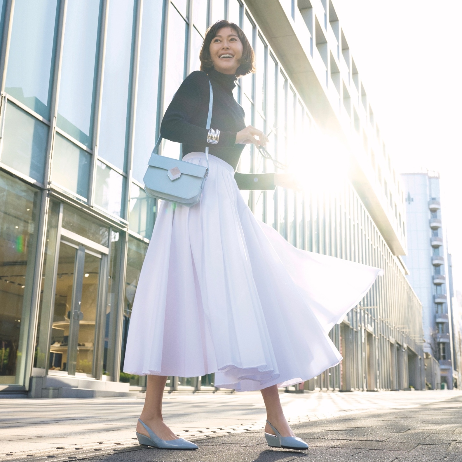 モノトーンコーデに水色のアクセントを効かせた装いで、大人のかわいげを満喫。気温17℃｜3/31(火)【40代・50代の毎日コーデ】