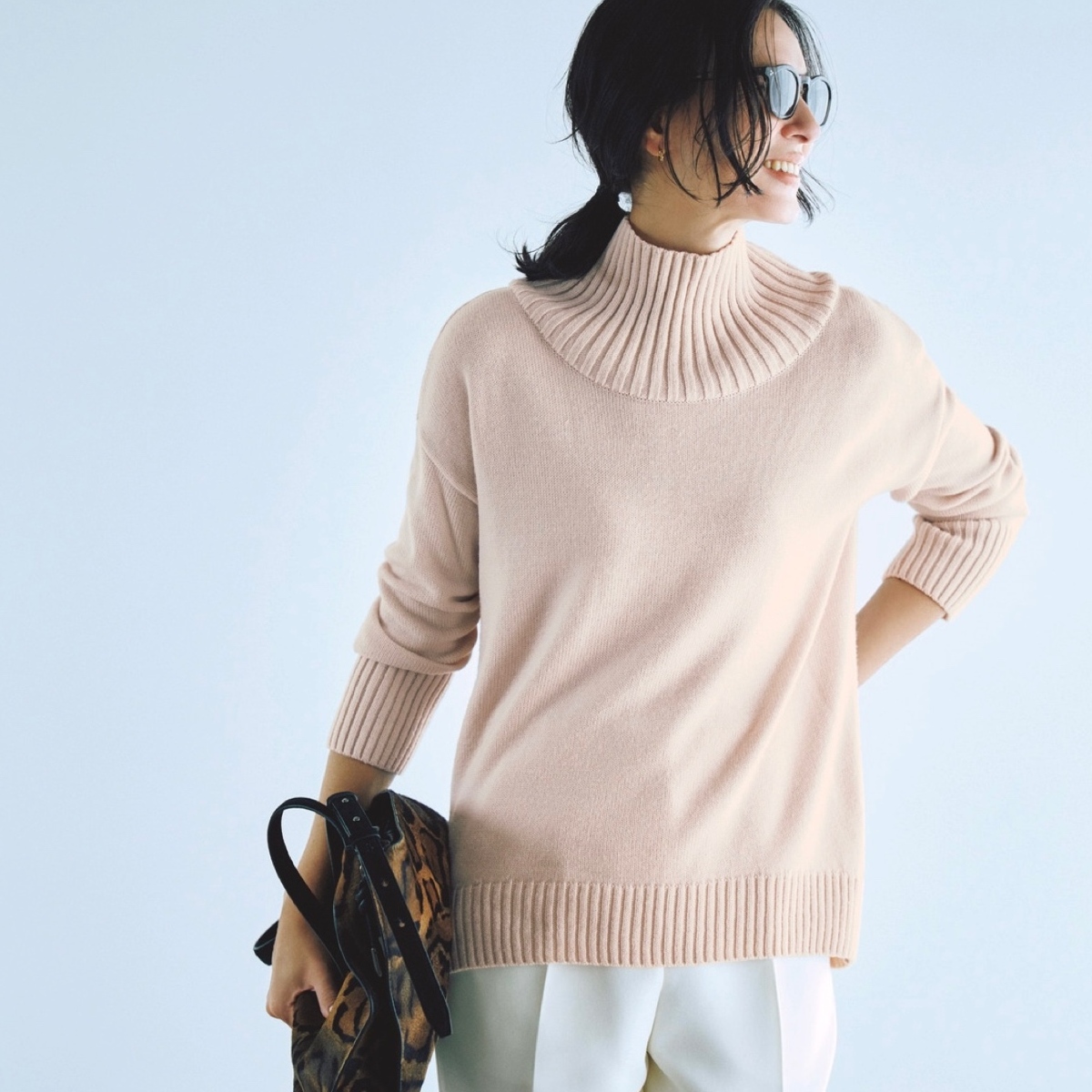 ピンクベージュ×ホワイトのやさしげ配色は、旬なレオパード柄小物で引き締める。気温10℃｜3/8(日)【40代・50代の毎日コーデ】